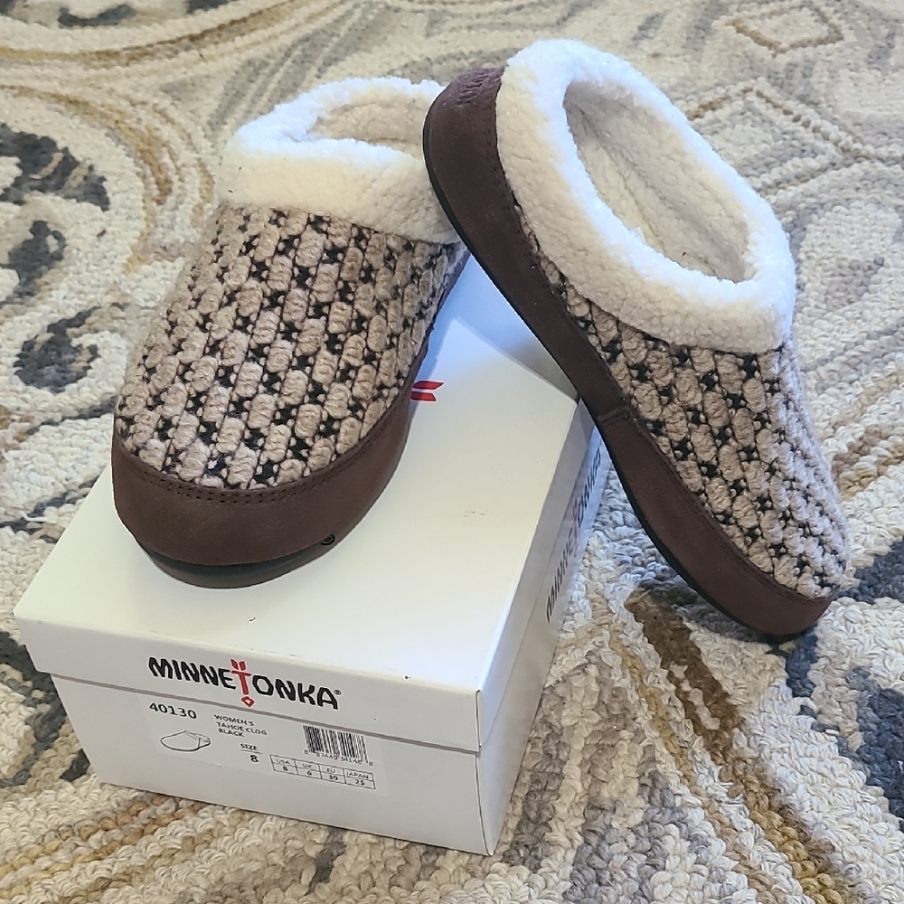 Minnetonka Tahoo Clog Tan and Cream Slip-On Slippers